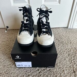 Custom Converse - like new - size 5 women (35 EUR) - black and white